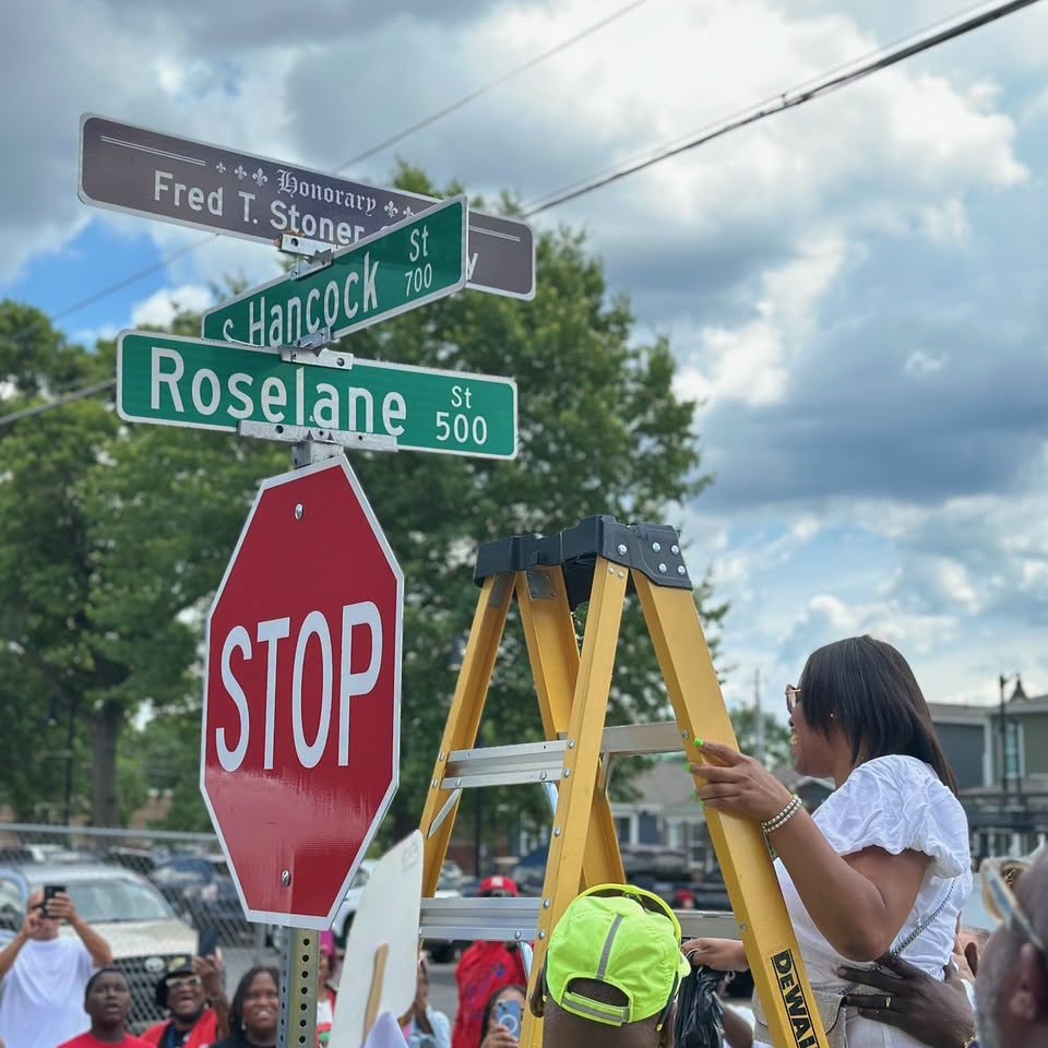 The full honorary street sign at Hancock St and Roselane St
